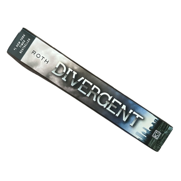 USED “Divergent” Paperback Book by Veronica Roth - Picture 4 of 7
